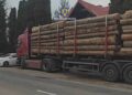 VIDEO Transport ilegal de material lemnos, depistat în parcarea Egger Rădăuți. Polițiștii indisponibilizat ansamblul de vehicule și au confiscat peste 40 de metri cubi de material lemnos, datorită activiștilor de mediu din echipa Străjerii Pădurilor