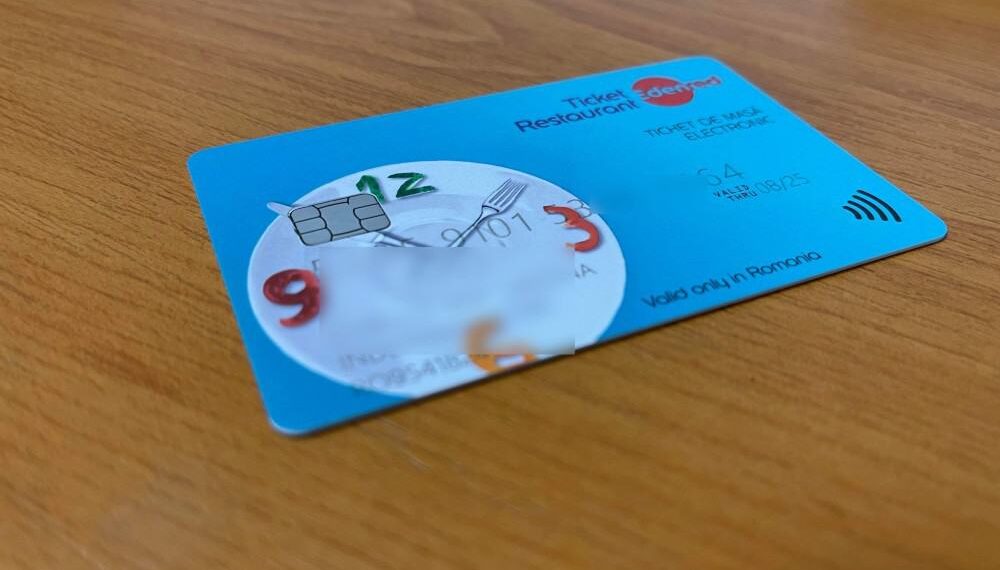 Un sucevean gelos și-a bătut soția și i-a rupt cardul de bonuri de masă, după ce s-au certat din cauza situației financiare și a faptului că individul și-a acuzat soția de infidelitate