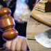 Pedepse simbolice pentru trei sălbatici care l-au bătut cu bestialitate pe un bărbat, după ce l-au ademenit pe malul râului Siret, spunându-i că vor pescui și vor face grătar. Agresorii i-au ars fața și l-au bătut cu un topor, o bâtă și un lanț cu bile