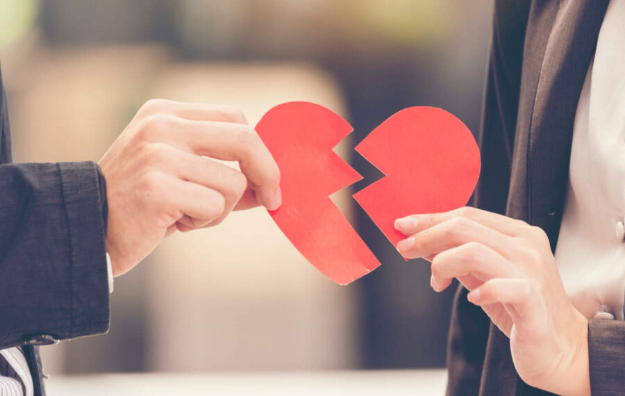 Un tânăr de 29 de ani, din Dornești, a amenințat prin mesaje o tânără de 19 ani, după ce aceasta ”i-a dat papucii”. Polițiștii au emis un ordin de protecție provizoriu împotriva individului