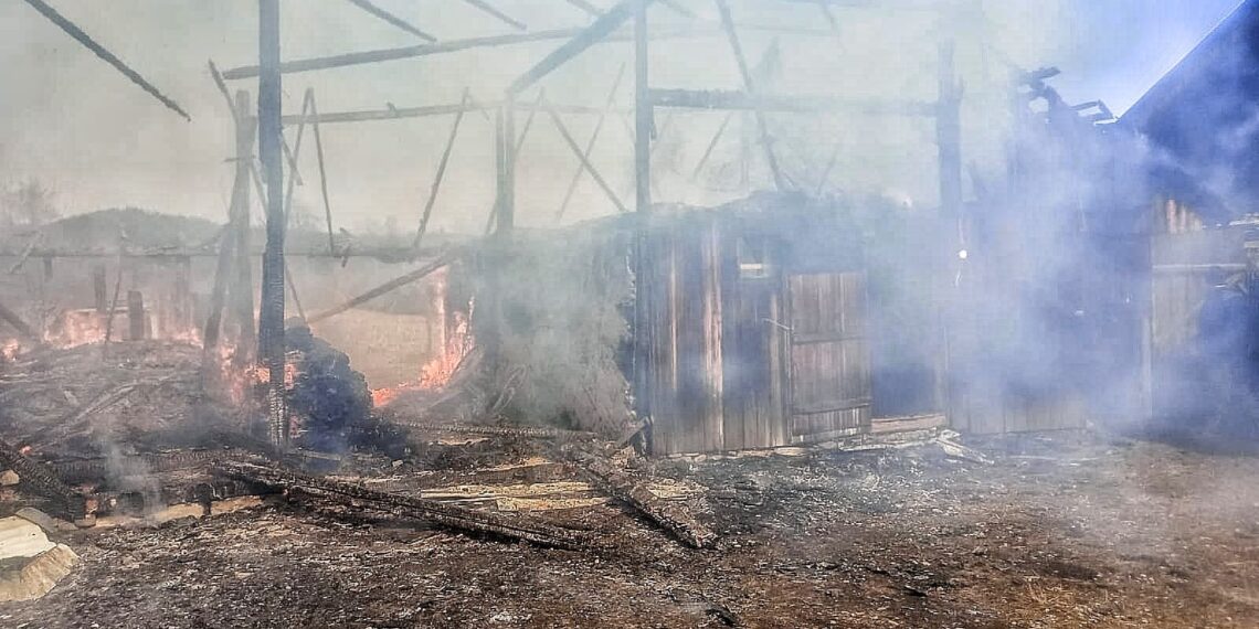 FOTO O gospodărie din comuna Râșca s-a făcut scrum, în urma unui incendiu izbucnit din cauza unui scurtcircuit. Flăcările au ars un adăpost de animale și două construcții anexe