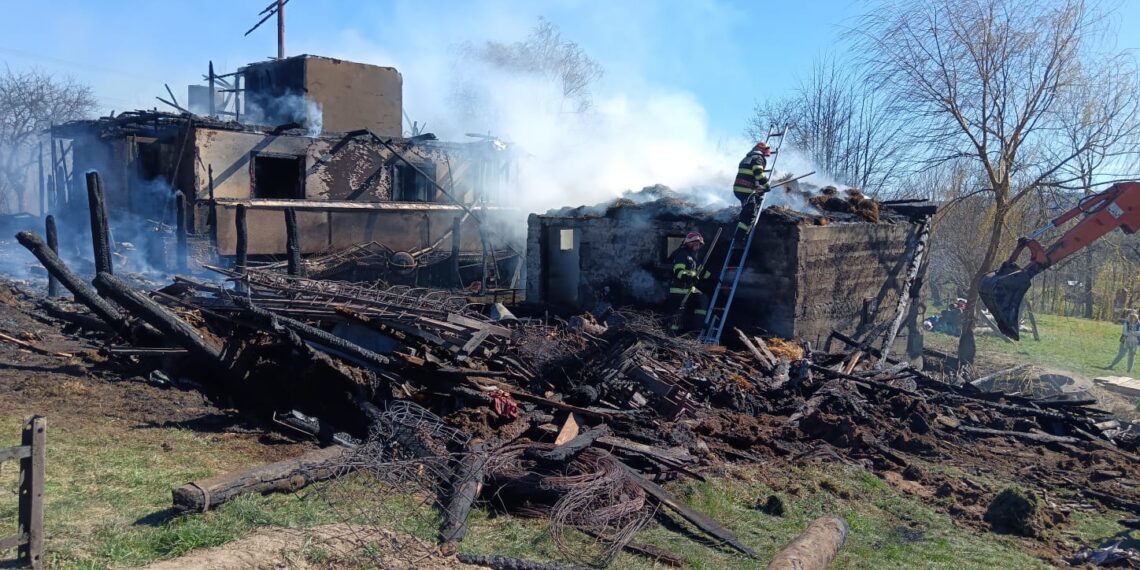FOTO O gospodărie din Horodnic de Jos s-a făcut scrum, în urma unui incendiu