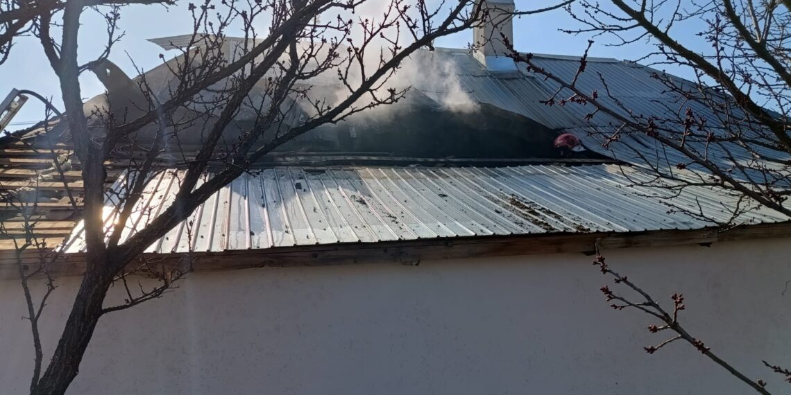 FOTO Incendiu izbucnit la bucătăria unei gospodării din Mitocu Dragomirnei. O femeie de 67 de ani ajuns la spital, după ce a suferit un atac de panică