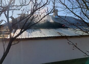 FOTO Incendiu izbucnit la bucătăria unei gospodării din Mitocu Dragomirnei. O femeie de 67 de ani ajuns la spital, după ce a suferit un atac de panică