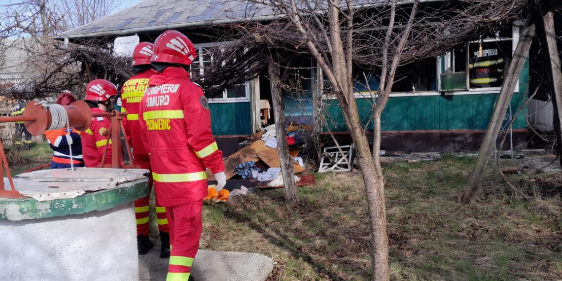 FOTO Un bărbat din Uncești, a fost găsit carbonizat în propria locuință, la o zi după ce a fost externat din spital, unde i-a fost amputat un femur. Incendiul ar fi izbucnit din cauza unei țigări fumate de victimă