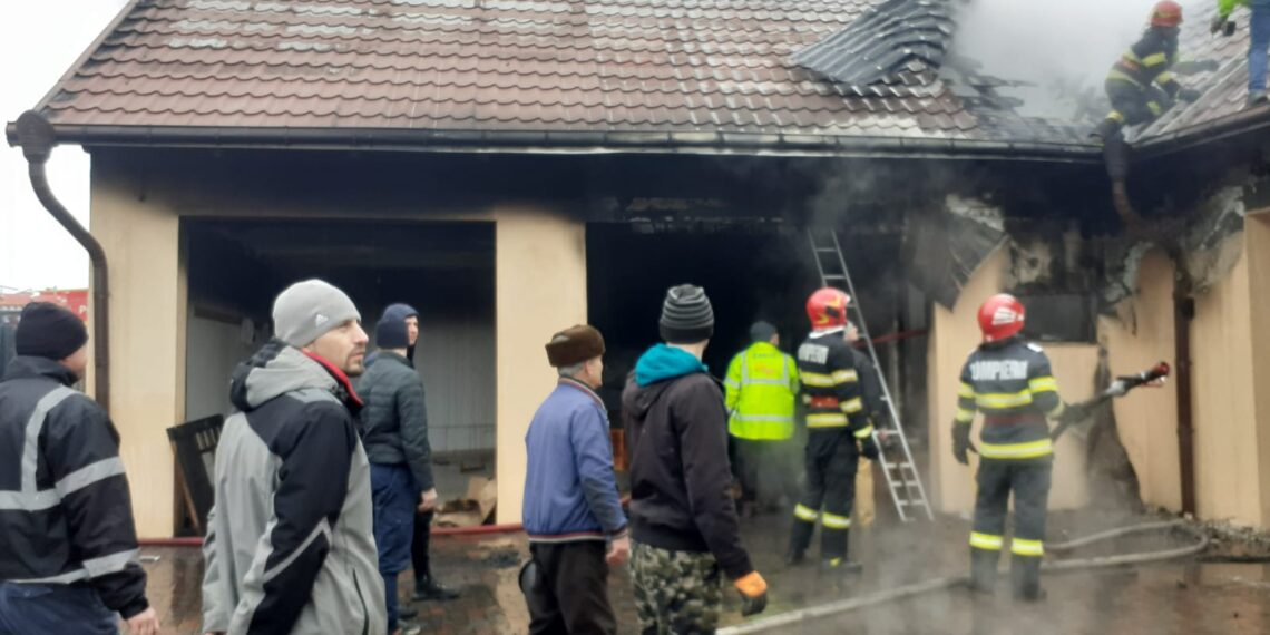 VIDEO Incendiu la o gospodărie din Voitinel, din cauza unui cablu defect. Pompierii au intervenit cu șapte autospeciale de stingere