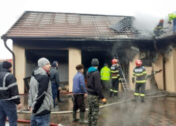 VIDEO Incendiu la o gospodărie din Voitinel, din cauza unui cablu defect. Pompierii au intervenit cu șapte autospeciale de stingere