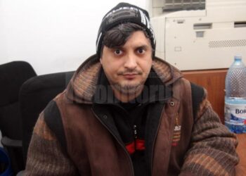 Un cunoscut scandalagiu de la căminul de lângă Grupul Școlar Suceava a scăpat doar cu o amendă penală de 3.200 de lei, după ce a încercat să-l lovească pe un bărbat cu toporul în cap și și-a amenințat vecinii. Individul a depus plângere împotriva persoanelor vătămate, pe motiv că l-au lovit
