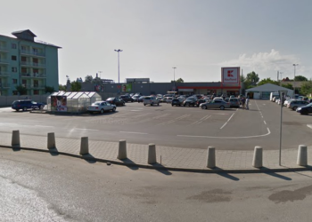 Panică la supermarket-ul Kaufland din Rădăuți. Peste 200 de persoane s-au autoevacuat, după ce magazinul s-a inundat din cauza unei defecțiuni la o rețea de apă sub presiune