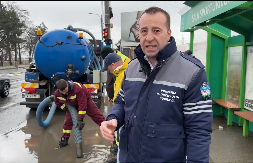 VIDEO Viceprimarul Sucevei, Lucian Harșovschi, amenință că va amenda ACET Suceava până când toate canalele din oraș vor fi desfundate: ”Dacă cu vorbă bună nu se face, vom aplica amenzi până când cei de la ACET vor remedia toate problemele existente cu gurile de canal”