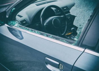 Trei cheflii au ajuns în arest, după ce au sărbătorit prima zi de primăvară vandalizând tot ce le-a ieșit în cale, pe trei străzi din Rădăuți