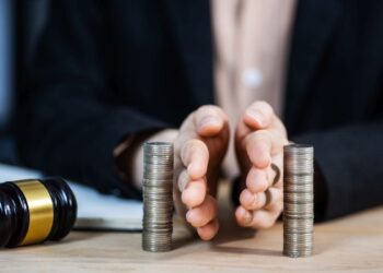 Un bărbat din Sadova a fost condamnat la doi ani de închisoare cu suspendare pentru că și-a șantajat sora cu care s-a certat ani de zile din cauza unei moșteniri: ”Te las lată în curte pentru a nu-ți mai trebui avere/ Îți tai capul, cu mine nu vei avea zile bune”