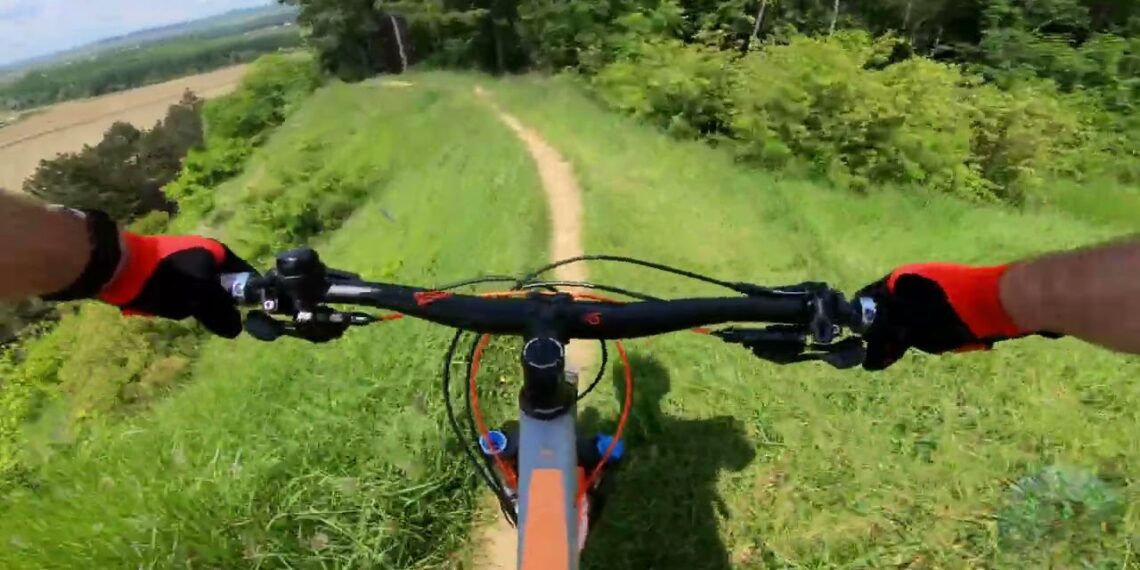 Doi bicicliști au ajuns la UPU Suceava, după ce s-au izbit unul în celălalt, în pădurea Zamca