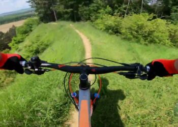 Doi bicicliști au ajuns la UPU Suceava, după ce s-au izbit unul în celălalt, în pădurea Zamca