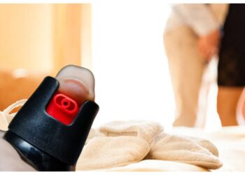 O tânără, care l-a tâlhărit pe un individ într-o cameră de hotel din Suceava, pulverizându-i spray lacrimogen în ochi, a fost condamnată la trei ani de închisoare cu executare. Tâlhara a spus că victima i-ar fi propus să întrețină relații sexuale contra cost