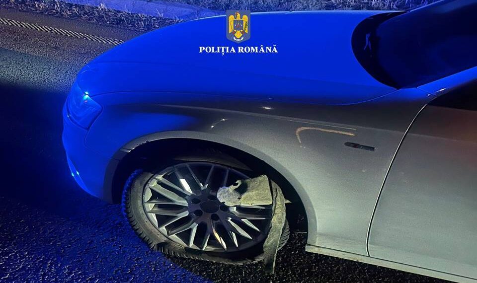FOTO Încă un autoturism oprit forțat cu utilizarea dispozitivului Spike. Un individ de 22 de ani s-a luat la întrecere cu polițiștii prin Rădăuți, având în autoturism încă trei tineri
