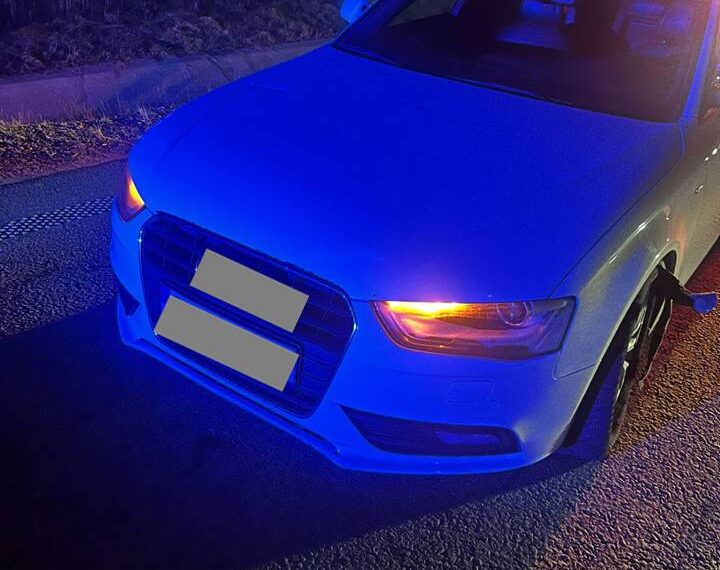 FOTO Încă un autoturism oprit forțat cu utilizarea dispozitivului Spike. Un individ de 22 de ani s-a luat la întrecere cu polițiștii prin Rădăuți, având în autoturism încă trei tineri