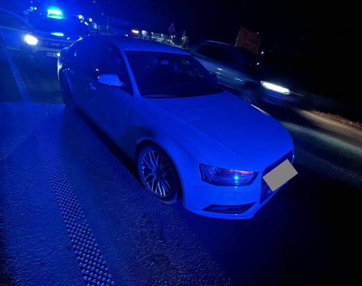 FOTO Încă un autoturism oprit forțat cu utilizarea dispozitivului Spike. Un individ de 22 de ani s-a luat la întrecere cu polițiștii prin Rădăuți, având în autoturism încă trei tineri