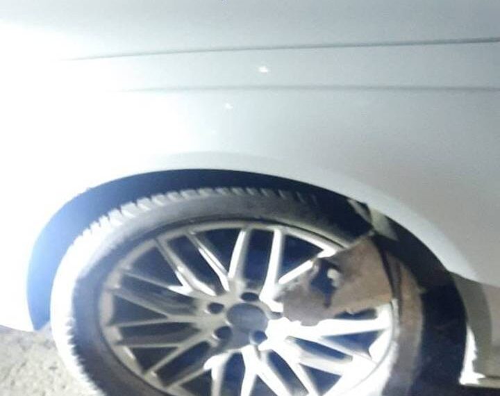 FOTO Încă un autoturism oprit forțat cu utilizarea dispozitivului Spike. Un individ de 22 de ani s-a luat la întrecere cu polițiștii prin Rădăuți, având în autoturism încă trei tineri