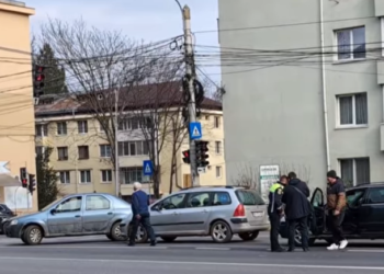 VIDEO Autoturism condus în zig-zag, blocat de mai mulți șoferi, în centrul Sucevei. Moșneagul vizat a refuzat să-și divulge alcoolemia, abia mergând