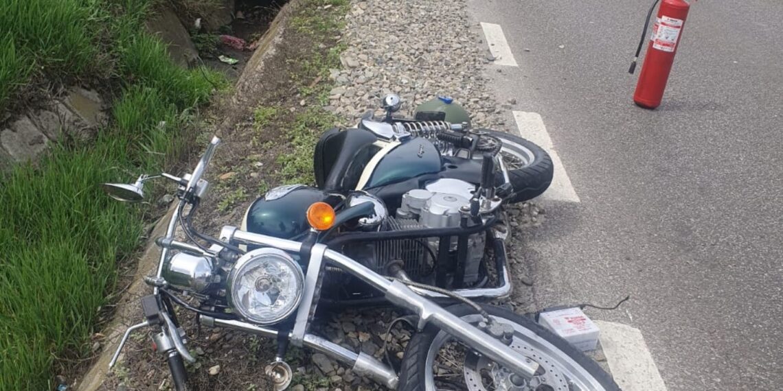 FOTO Accident între o motocicletă și un autoturism, pe raza localității Bunești. Motociclistul a fost transportat la spital