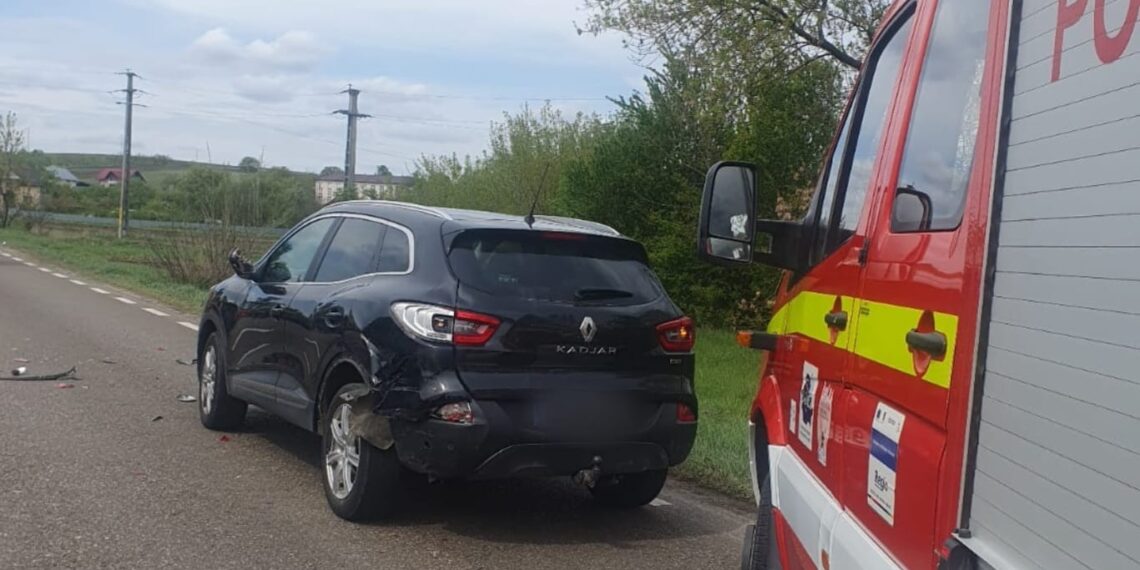 FOTO Accident între o motocicletă și un autoturism, pe raza localității Bunești. Motociclistul a fost transportat la spital