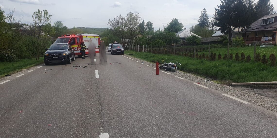 FOTO Accident între o motocicletă și un autoturism, pe raza localității Bunești. Motociclistul a fost transportat la spital