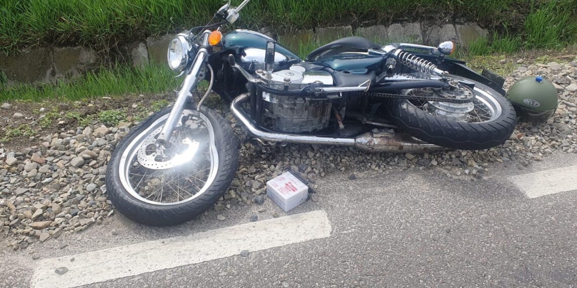 FOTO Accident între o motocicletă și un autoturism, pe raza localității Bunești. Motociclistul a fost transportat la spital