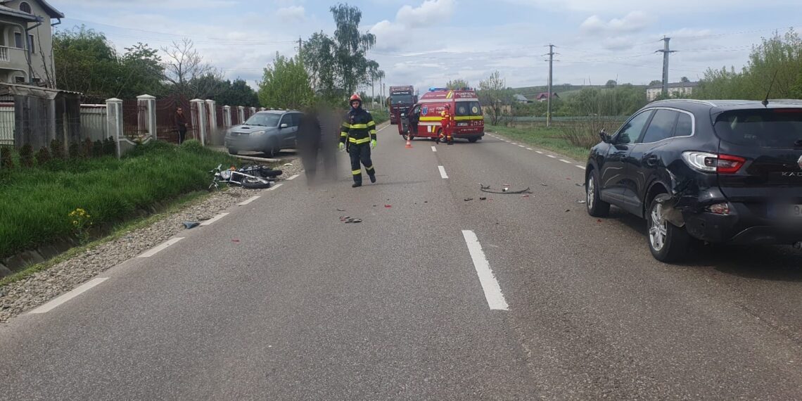 FOTO Accident între o motocicletă și un autoturism, pe raza localității Bunești. Motociclistul a fost transportat la spital