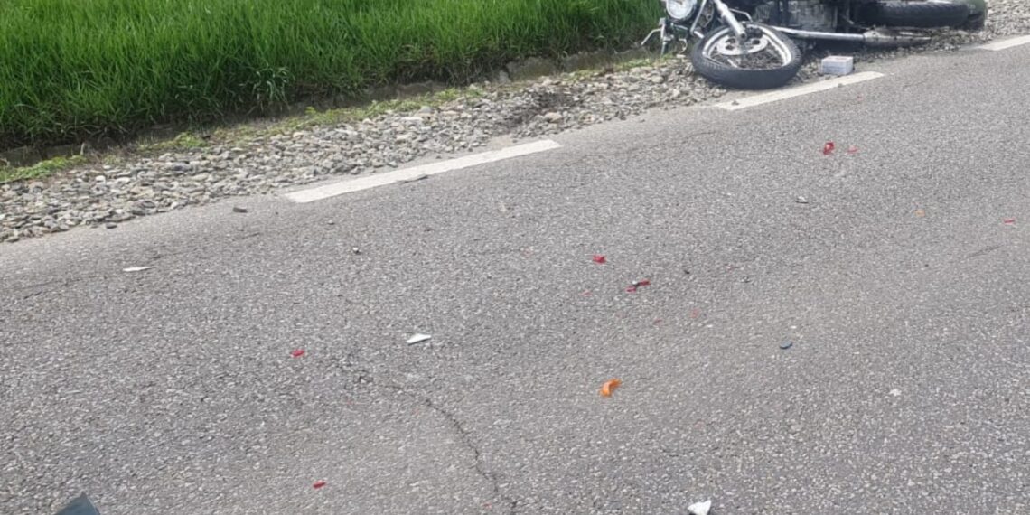 FOTO Accident între o motocicletă și un autoturism, pe raza localității Bunești. Motociclistul a fost transportat la spital