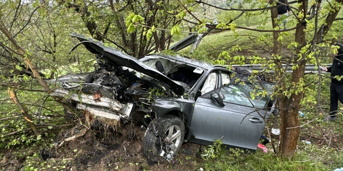 FOTO Trei adulți și doi minori au fost transportați la spital, după ce mașina în care se aflau a ieșit în afara drumului, între localitățile Cacica și Vârfu Dealului