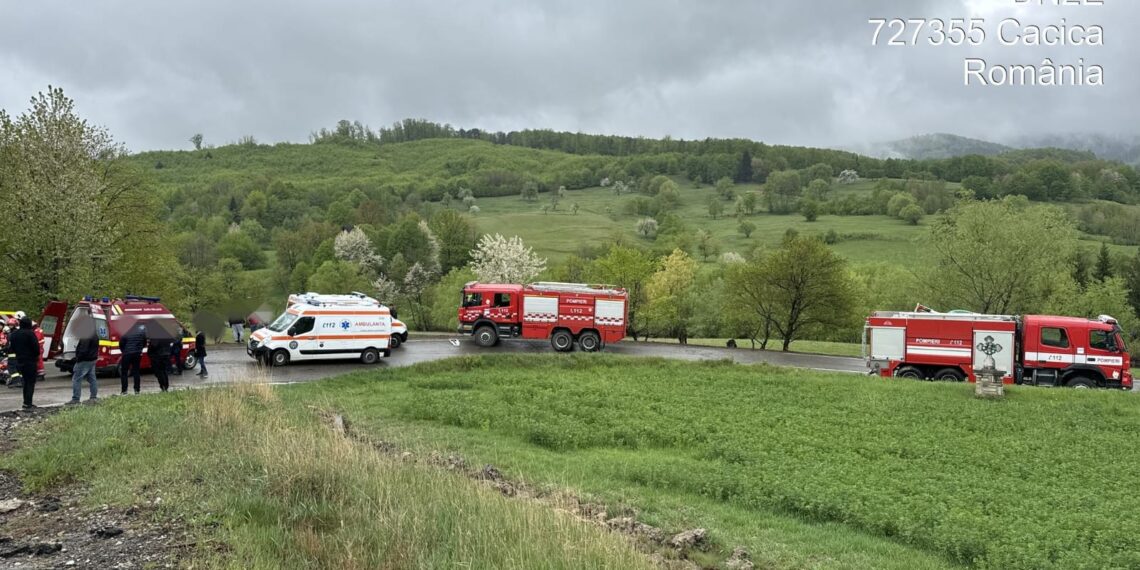 FOTO Trei adulți și doi minori au fost transportați la spital, după ce mașina în care se aflau a ieșit în afara drumului, între localitățile Cacica și Vârfu Dealului