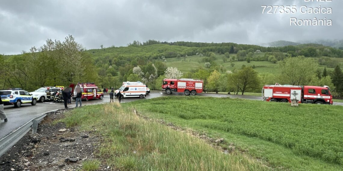 FOTO Trei adulți și doi minori au fost transportați la spital, după ce mașina în care se aflau a ieșit în afara drumului, între localitățile Cacica și Vârfu Dealului