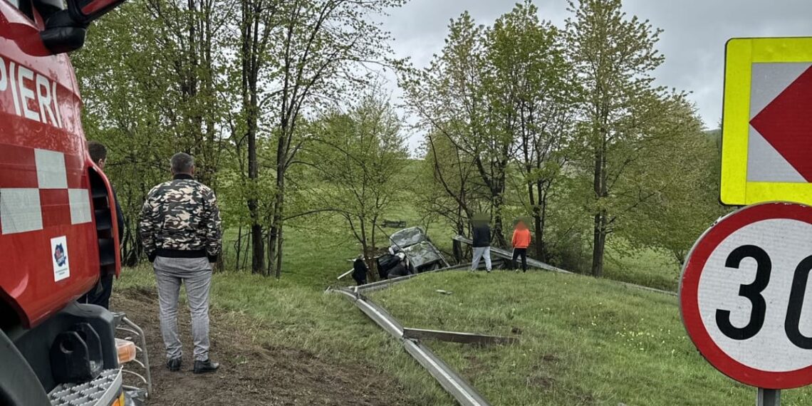 FOTO Trei adulți și doi minori au fost transportați la spital, după ce mașina în care se aflau a ieșit în afara drumului, între localitățile Cacica și Vârfu Dealului