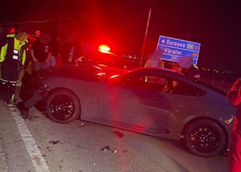 FOTO Accident rutier între două autoturisme, pe raza localității Dumbrăveni. Un bărbat a fost transportat la spital