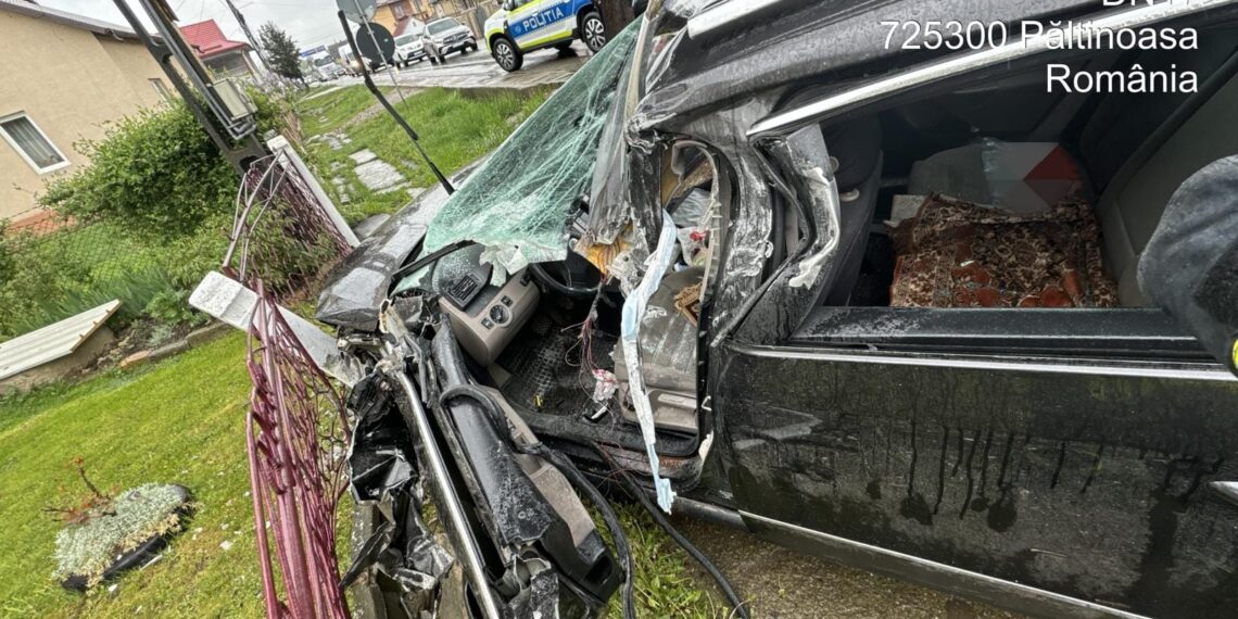 FOTO Accident rutier pe raza localității Păltinoasa, între un autoturism și un camion. Două persoane au fost transportate la spital