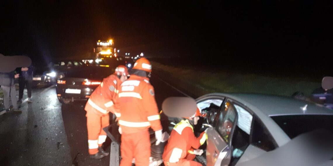 FOTO Accident rutier pe raza localității Pătrăuți, între două autovehicule. Două persoane au fost transportate la spital