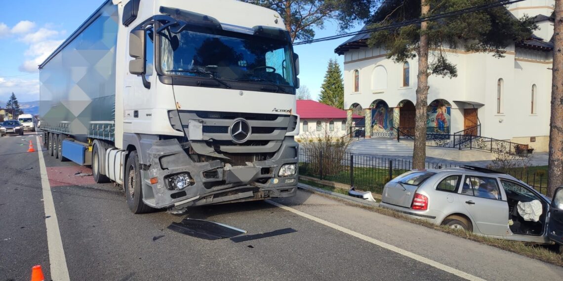FOTO Detalii despre accidentul mortal din Poiana Stampei, provocat de un șofer în vârstă de 88 de ani care a încercat să întoarcă mașina pe drum, fără a se asigura. Bătrânul a murit, iar o femeie de 74 de ani a ajuns la spital cu mai multe traumatisme și fracturi la nivelul coloanei, bazinului și coastelor