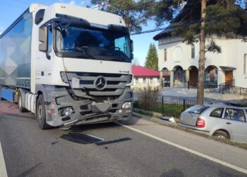 FOTO Detalii despre accidentul mortal din Poiana Stampei, provocat de un șofer în vârstă de 88 de ani care a încercat să întoarcă mașina pe drum, fără a se asigura. Bătrânul a murit, iar o femeie de 74 de ani a ajuns la spital cu mai multe traumatisme și fracturi la nivelul coloanei, bazinului și coastelor