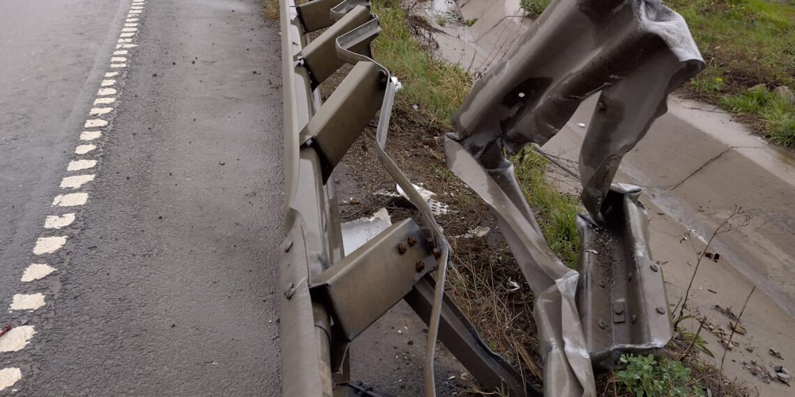 FOTO Șoferul unui camion înmatriculat în Turcia a scăpat de sub control autotrenul și a distrus mai multe elemente de infrastructură rutier pe șoseaua de centură a Sucevei