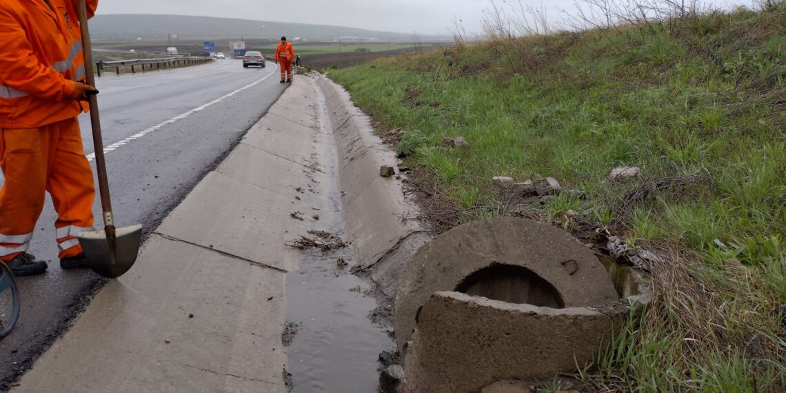 FOTO Șoferul unui camion înmatriculat în Turcia a scăpat de sub control autotrenul și a distrus mai multe elemente de infrastructură rutier pe șoseaua de centură a Sucevei