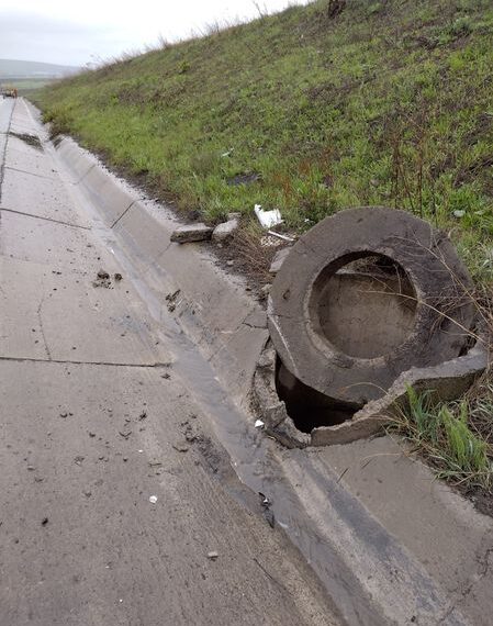 FOTO Șoferul unui camion înmatriculat în Turcia a scăpat de sub control autotrenul și a distrus mai multe elemente de infrastructură rutier pe șoseaua de centură a Sucevei