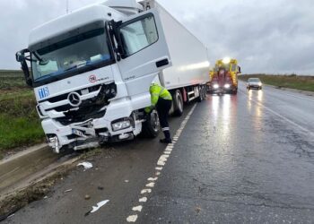 FOTO Șoferul unui camion înmatriculat în Turcia a scăpat de sub control autotrenul și a distrus mai multe elemente de infrastructură rutier pe șoseaua de centură a Sucevei