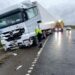 FOTO Șoferul unui camion înmatriculat în Turcia a scăpat de sub control autotrenul și a distrus mai multe elemente de infrastructură rutier pe șoseaua de centură a Sucevei