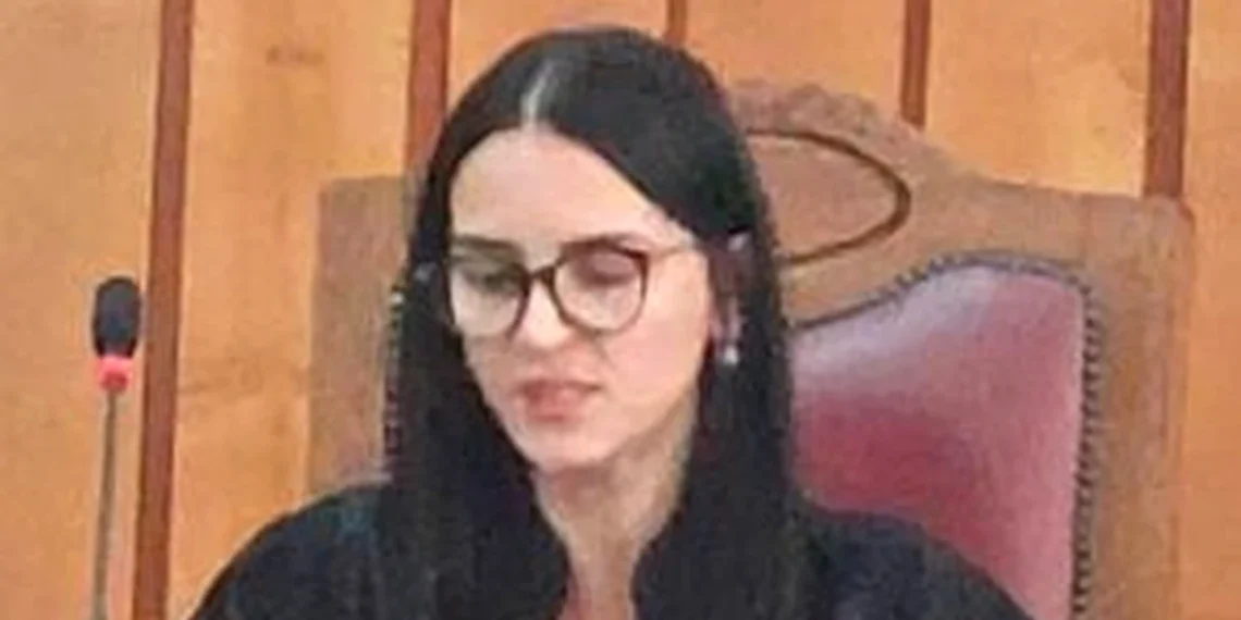 Judecătoarea șpăgară de la Tribunalul Suceava, care se droga și divulga informații din dosare de crimă organizată, se întoarce acasă, fiind plasată în arest la domiciliu