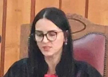 Judecătoarea șpăgară de la Tribunalul Suceava, care se droga și divulga informații din dosare de crimă organizată, se întoarce acasă, fiind plasată în arest la domiciliu