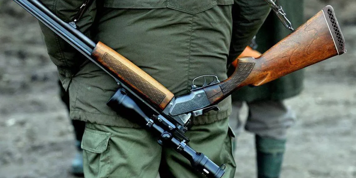 Un hoț de lemne, ce s-a înarmat cu un topor și l-a amenințat cu moartea pe pădurarul care l-a prins la furat în pădure, a fost condamnat la o amendă penală de 1.300 de lei. Victima a tras un foc de armă pentru a-și salva viața