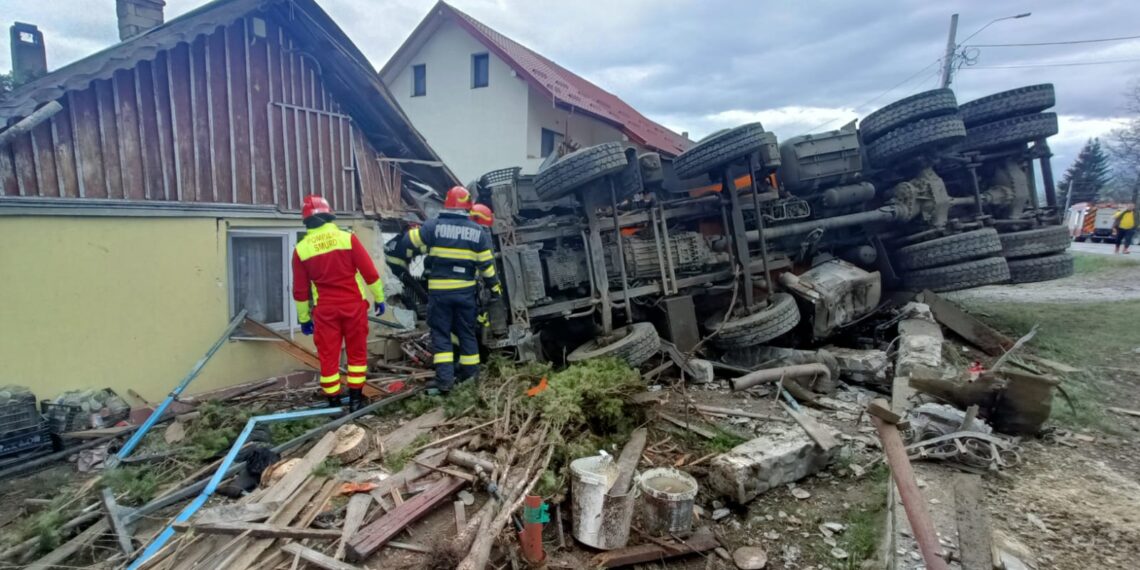 VIDEO O autobasculantă s-a răsturnat pe raza localității Drăgușeni. Au fost afectate o bucătărie de vară, o locuință, un gard și un stâlp de electricitate
