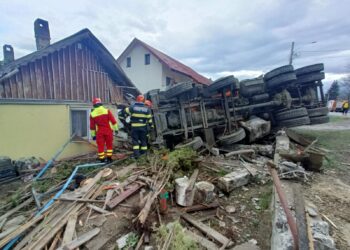 VIDEO O autobasculantă s-a răsturnat pe raza localității Drăgușeni. Au fost afectate o bucătărie de vară, o locuință, un gard și un stâlp de electricitate