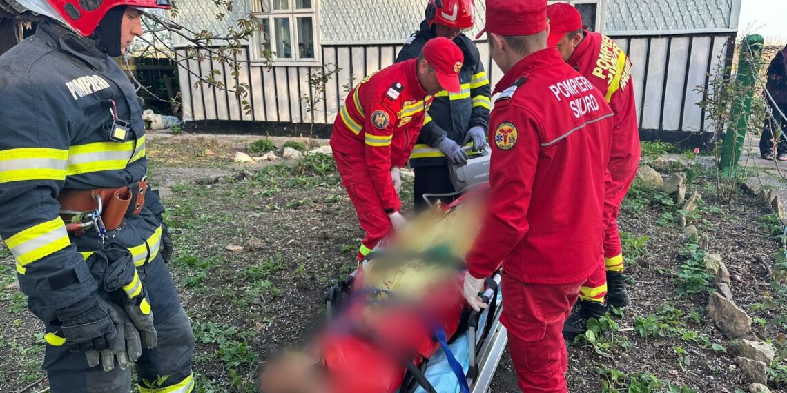 FOTO Pompierii militari au salvat un bărbat ce a căzut într-o fântână din Dornești
